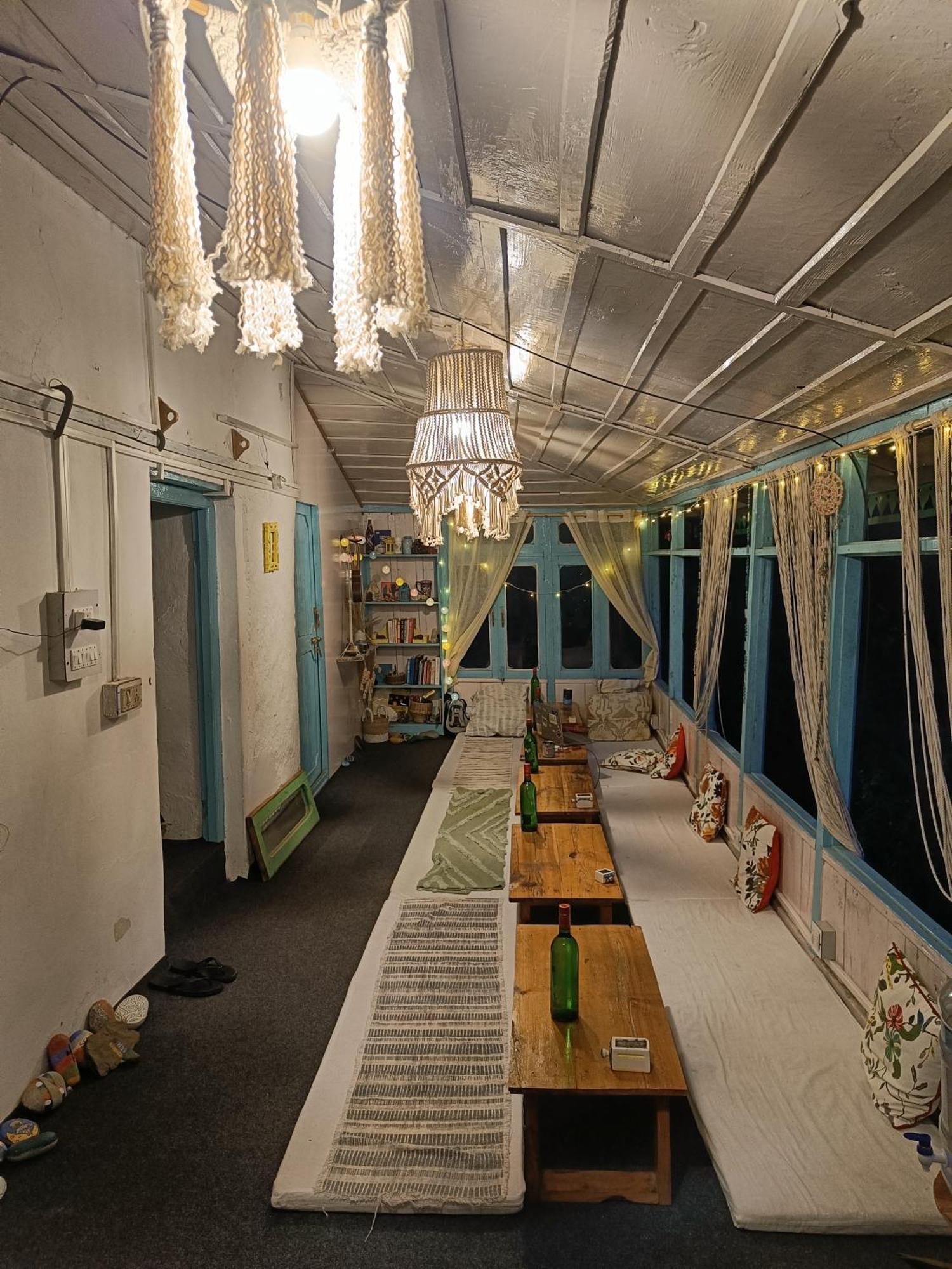 The Nook, Sainj Hostel Екстериор снимка