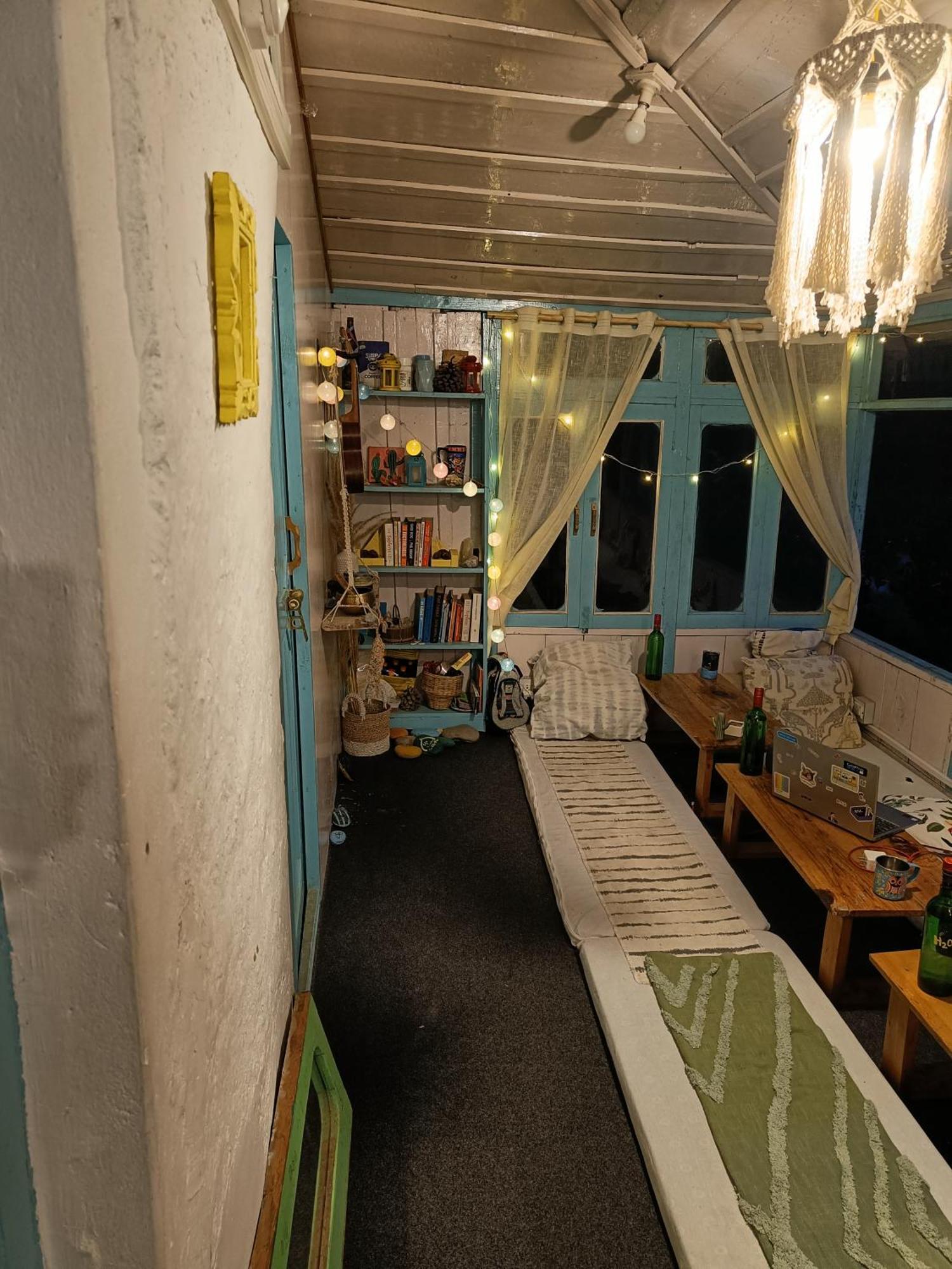 The Nook, Sainj Hostel Екстериор снимка