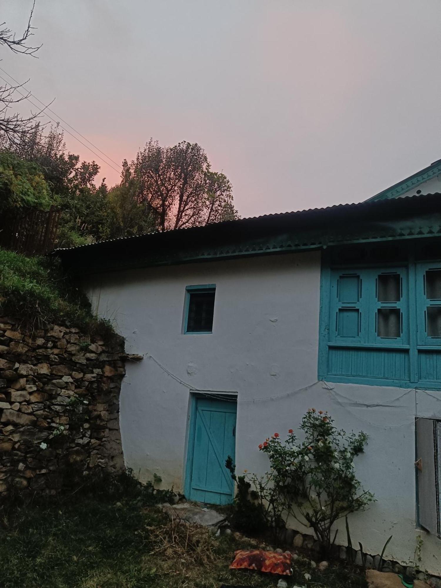 The Nook, Sainj Hostel Екстериор снимка