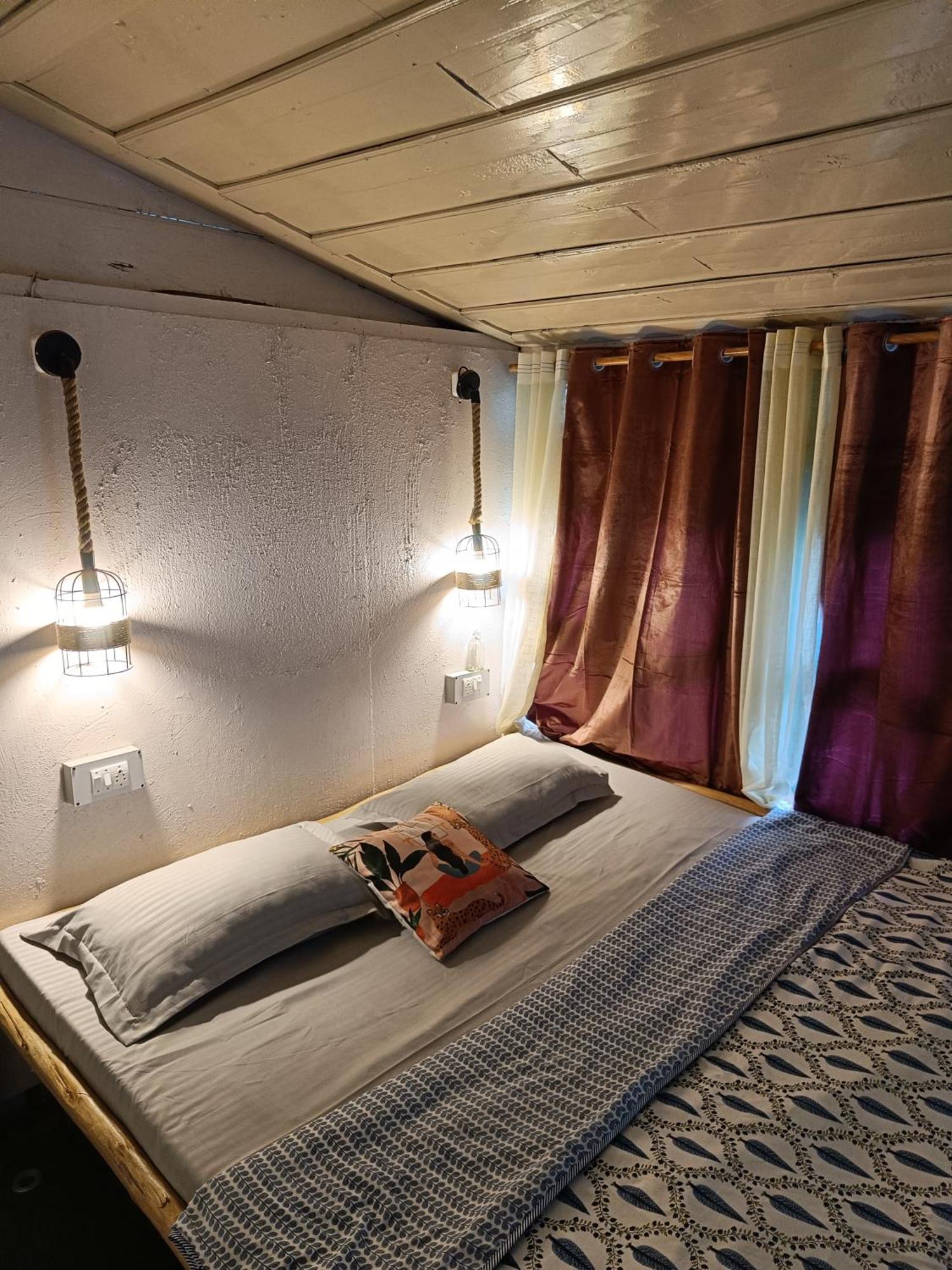 The Nook, Sainj Hostel Екстериор снимка
