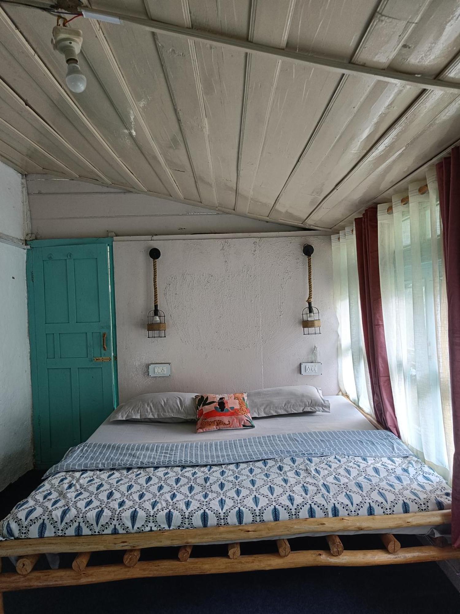 The Nook, Sainj Hostel Екстериор снимка